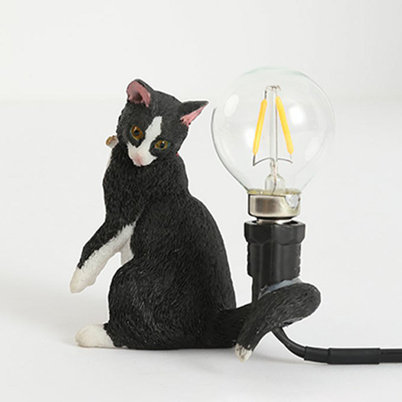 LumiPaws – Sød kattefigur bordlampe med legende design og dekorativ accent