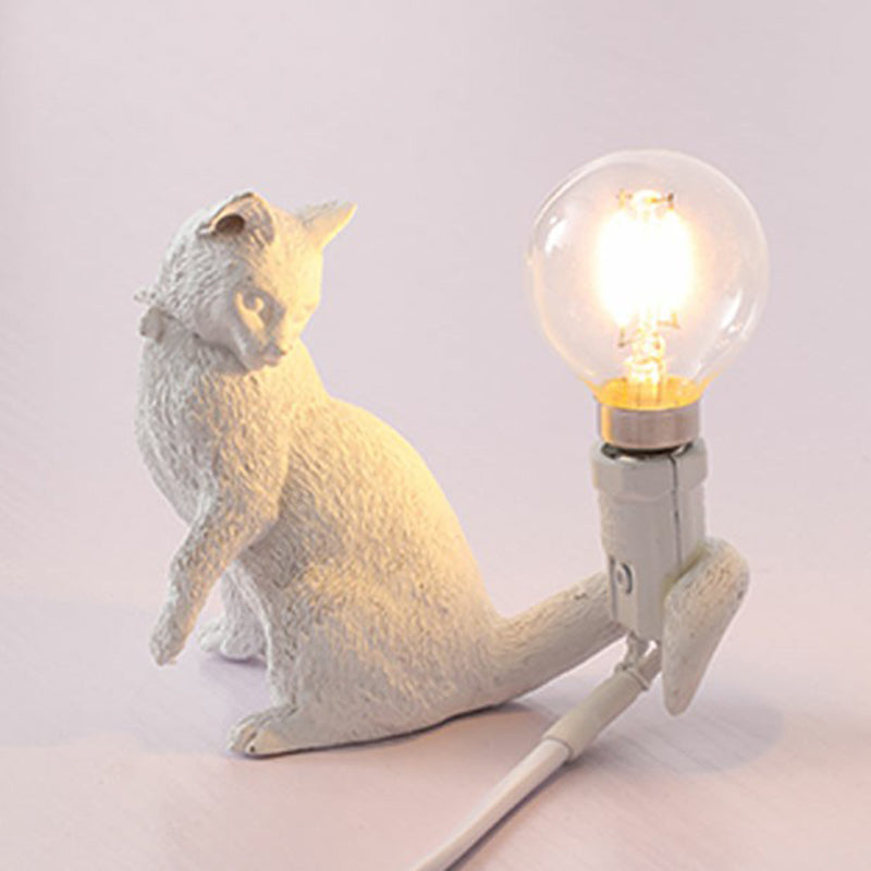 LumiPaws – Sød kattefigur bordlampe med legende design og dekorativ accent