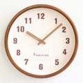 TimelessWood – Moderne Vægur med Klare Tal og Elegant Rammedesign
