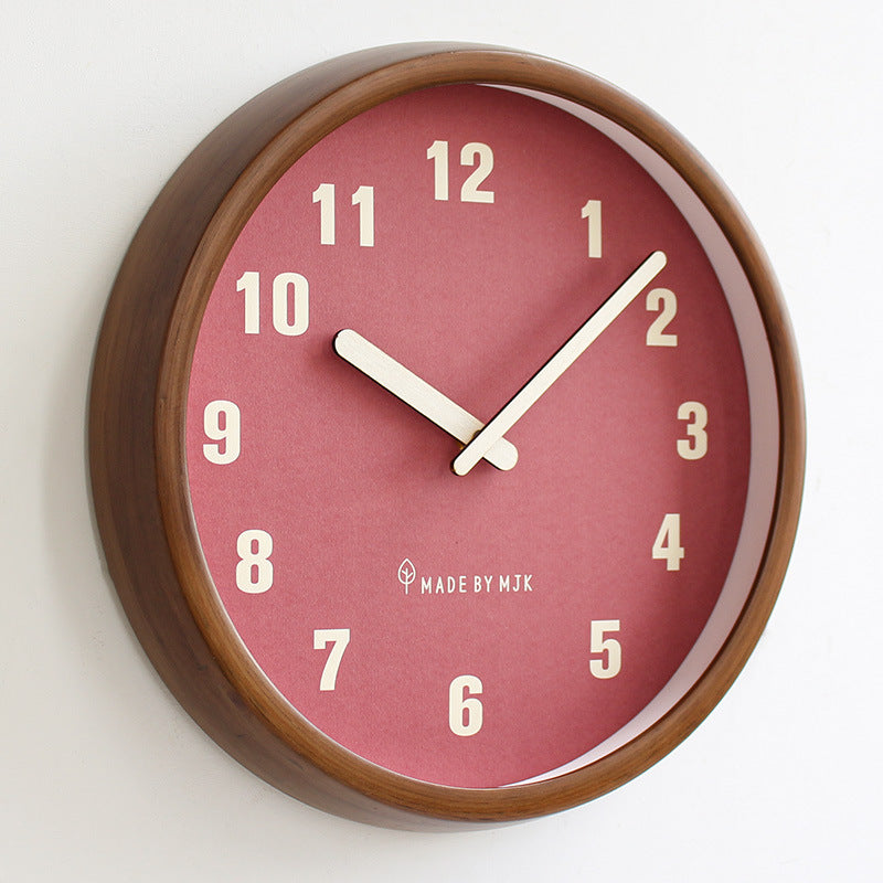 TimelessWood – Moderne Vægur med Klare Tal og Elegant Rammedesign