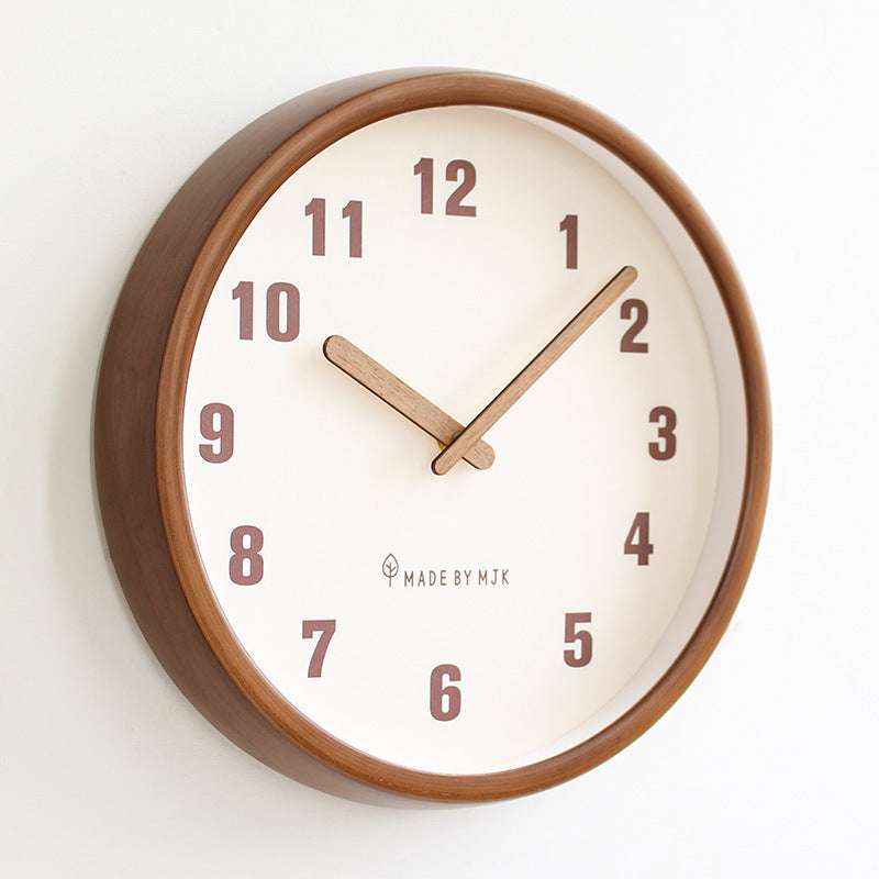 TimelessWood – Moderne Vægur med Klare Tal og Elegant Rammedesign