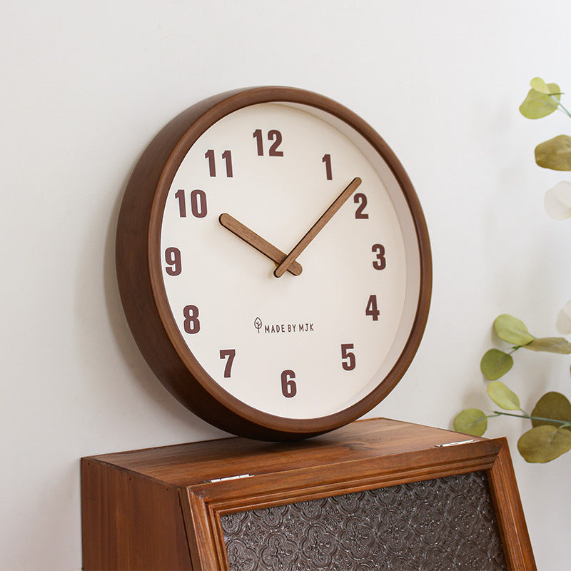 TimelessWood – Moderne Vægur med Klare Tal og Elegant Rammedesign