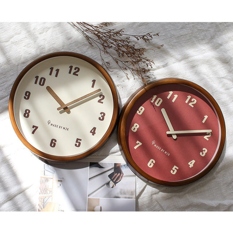 TimelessWood – Moderne Vægur med Klare Tal og Elegant Rammedesign