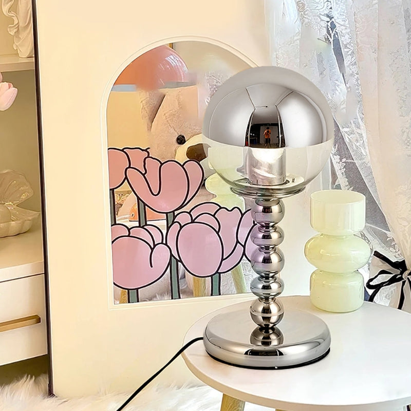 ChromeGlow – Moderne bordlampe med spejlet glaskugleskærm