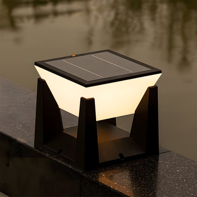 SolarGlow – Klassisk udendørslampe med solceller og geometrisk design