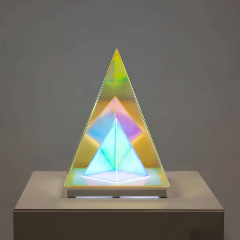 PrisimGlow - Elegant prismeformet bordlampe til blød omgivelsesbelysning i ethvert rum