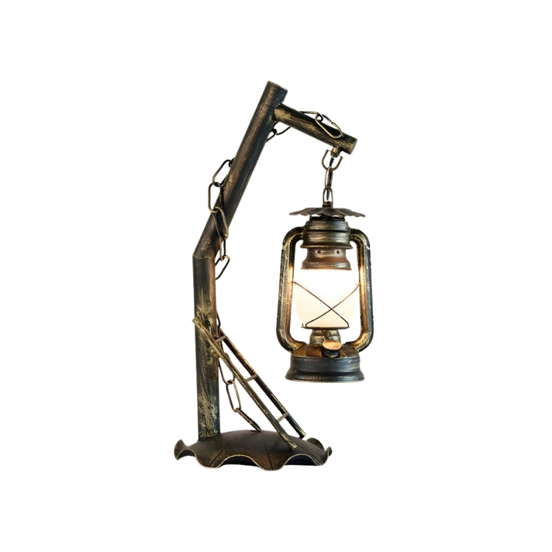 OpalForge – Moderne industrielt messingbordlampe med opalglasskærm