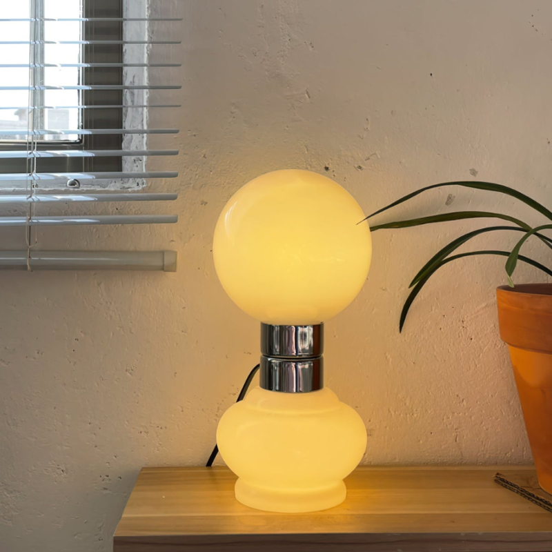 LumaGlobe – Hvid glasbordlampe med kromdetalje