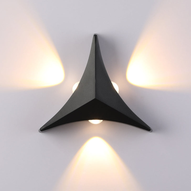 VertexLight – Moderne Trekantet LED Væglampe med Minimalistisk Design