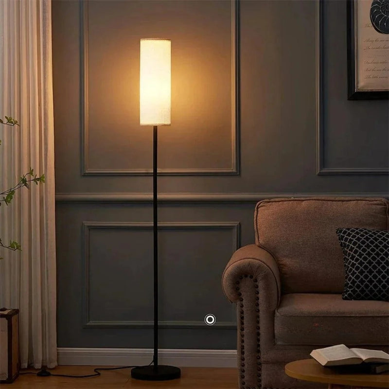 LumiGlow – Slank Gulvlampe med Cylindrisk Skærm for Blød Stemningsbelysning