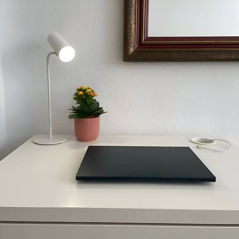 FlexiGlow – LED Tafellampe med Justerbart Hoved og USB Bærbart Design