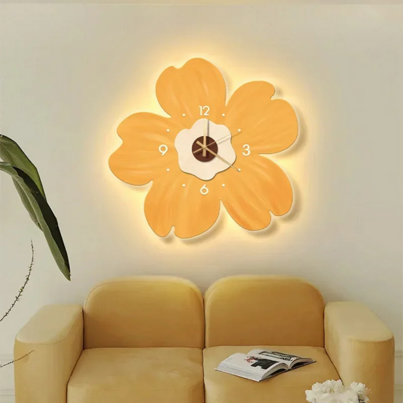 GlowVerra – Oplyst vægur med blomsterdesign og lydløs urværk