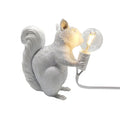 SquirrelGlow – Nordisk egern bordlampe med kunstnerisk design