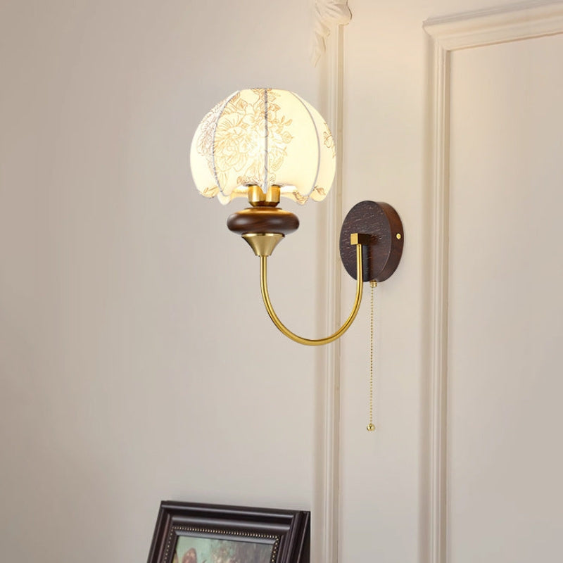 VintageGlow – Moderne buet væglampe med blomsterskærm