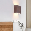 LumiTrove – Minimal trævæglampe med blød glød og elegant lodret monteringsdesign