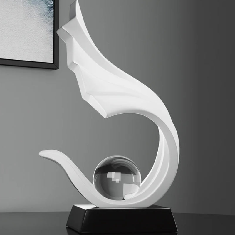 Orbelle – Kunstnerisk abstrakt skulptur med krystalklar kugle og elegant form