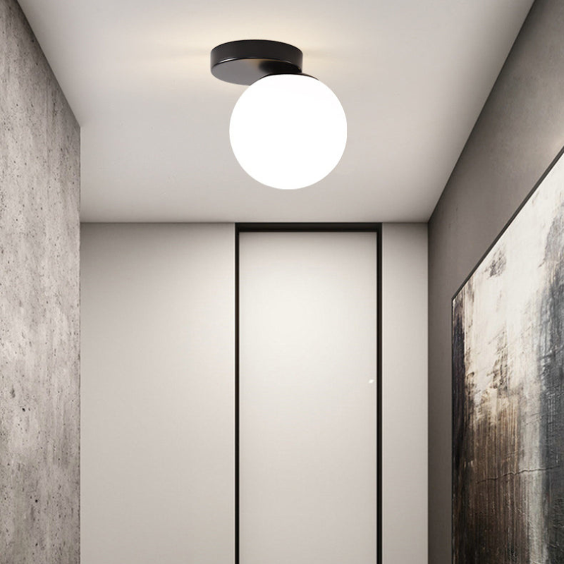 CrystalBeam – Loftlampe med kuppelformet glasskærm og jernfod (semi-flush design)