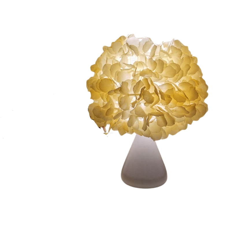 BloomAura – Bordlampe med Blomsterbuket og Klassisk Design
