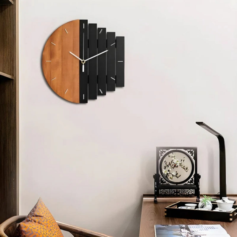 WoodForm – Rustik vægur i træ med klassisk 3D-design