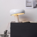 GlowNest – Klassisk bordlampe med moderne afrundet skærm