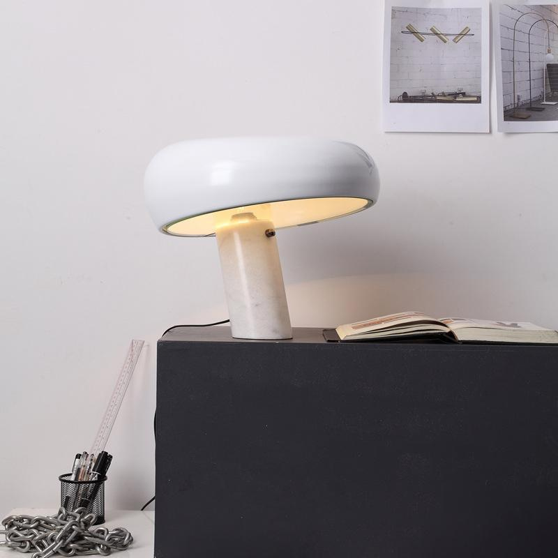 GlowNest – Klassisk bordlampe med moderne afrundet skærm