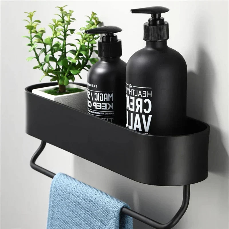 BathSpace – Elegant badeværelseshylde med håndklædeholder til kompakt og stilfuld opbevaring