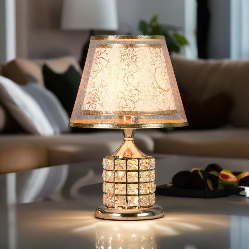 GoldenLuxe – Bordlampe med trommeskærm i stof og krystal på jernfod