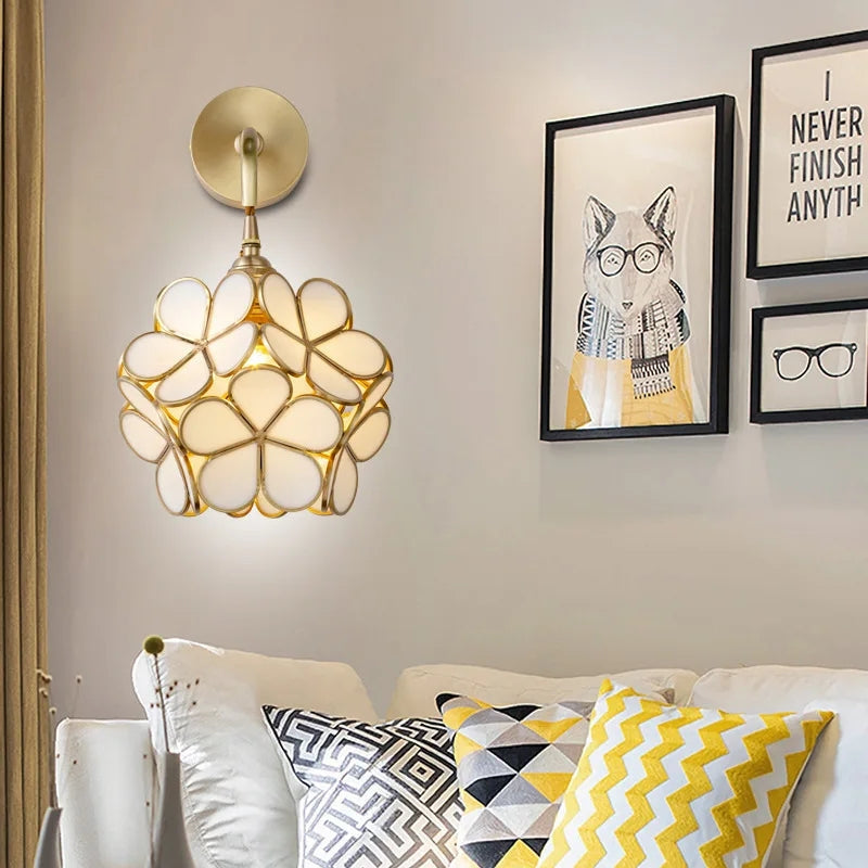 Floralume – Kunstnerisk blomstervæglampe med blød glød og elegante detaljer