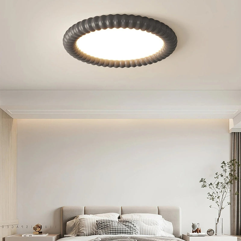 ZenHalo – Loftlampe med krusningsinspireret form og rolig belysning ovenfra