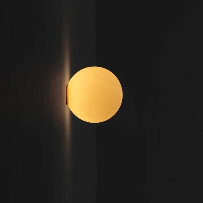 WallGlow – Cirkulært væglampe med hvidt mælkeglas