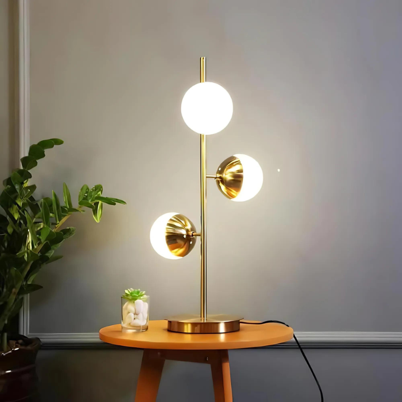 GlowAura – Moderne bordlampe med slankt design og tre cirkulære lysarmaturer