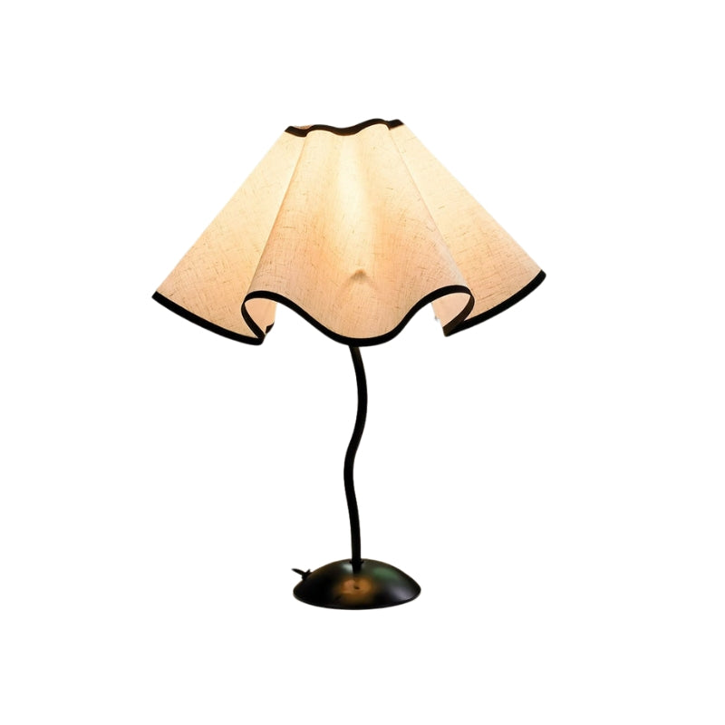 UmbraGlow – Nordisk paraplyformet bordlampe med farverige prikker