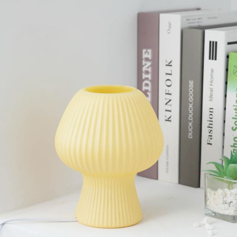 GlowMuse – Vintage-inspireret bordlampe med glasskærm og justerbar belysning