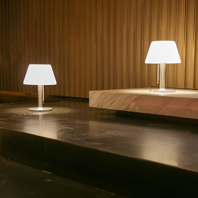 ClassicGlow – Elegant solcelledrevet bordlampe til udendørs charme