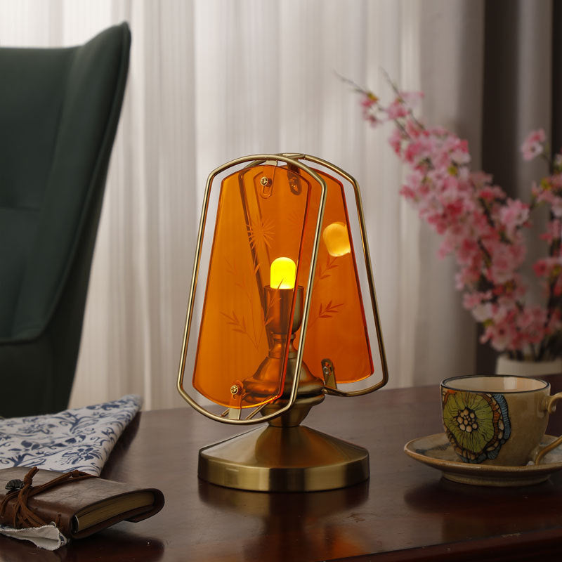 FloraGlow – Farverig bordlampe med blomstergraveret skærm og elegant fod