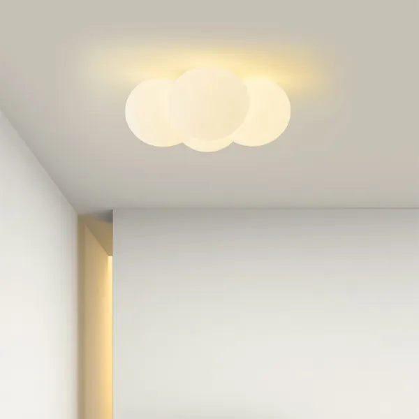 CloudAura – Moderne skyformet loftslampe til blød og elegant belysning