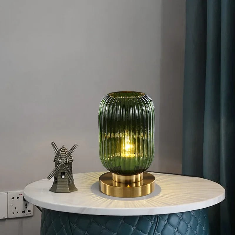 AuraGlow - Elegant bordlampe med ribbede detaljer og omgivende lys der skaber et beroligende rum
