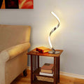 LumiTwist – Slank LED Bordlampe med Moderne Snoet Design