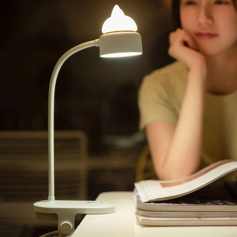 LumoKitty – LED-bordlampe med katteøre-design og blødt læselys