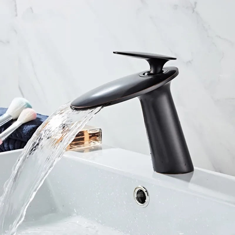 AquaFlow – Moderne vandfaldsarmatur med enkeltgrebsdesign