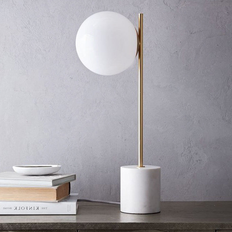 GlobeMist - Hvid Globe Bordlampe med Elegant Steninspireret Fod
