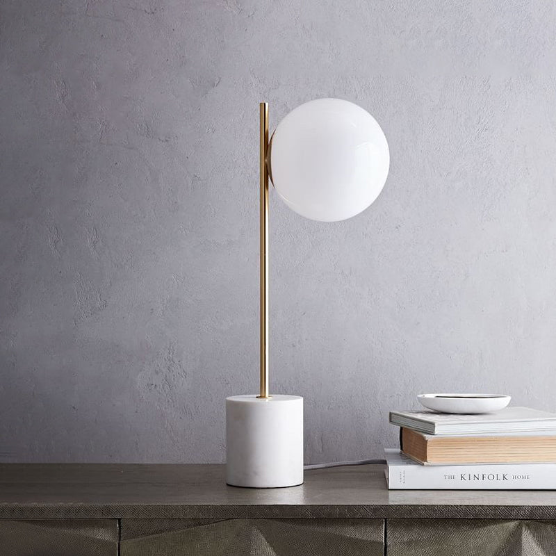 GlobeMist - Hvid Globe Bordlampe med Elegant Steninspireret Fod