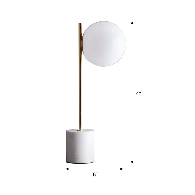 GlobeMist - Hvid Globe Bordlampe med Elegant Steninspireret Fod