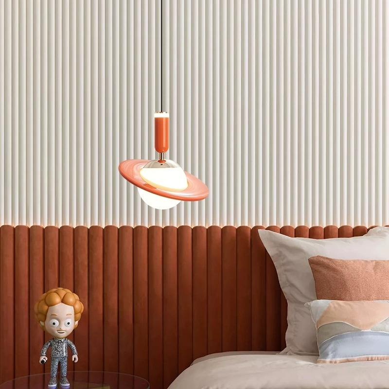 OrbitGlow – Saturn inspirerede pendellamper i legesyge pastelfarver