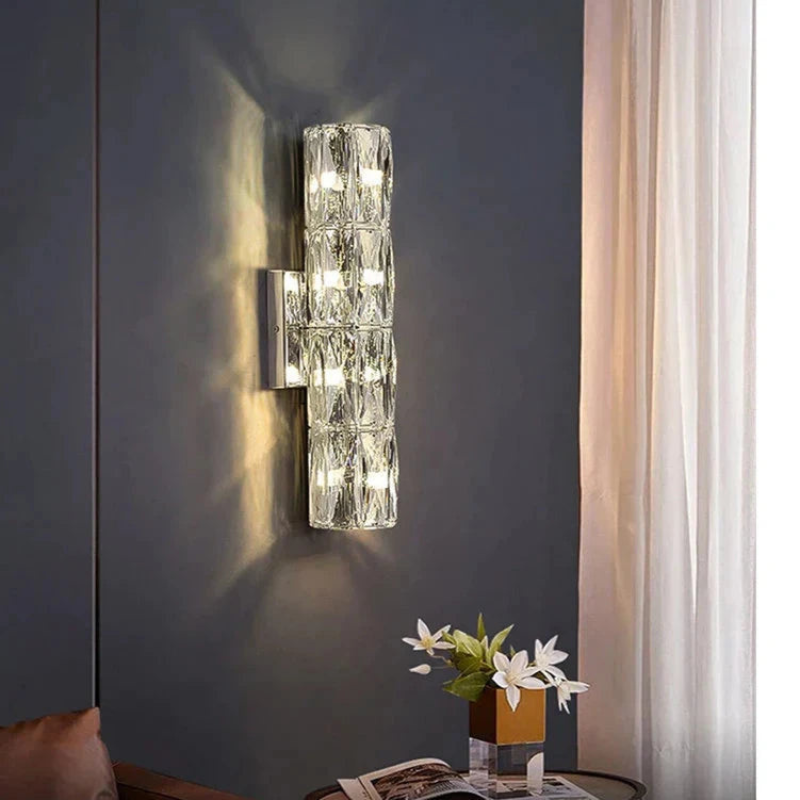 NovaGlow – Moderne lagdelt væglampe med reflekterende overfladedetaljer