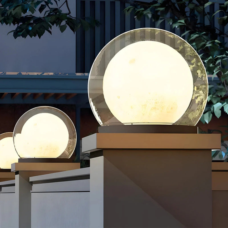 ZenGlobe – Udendørslampe med dobbeltlagskugle og minimalistisk afrundet basedesign