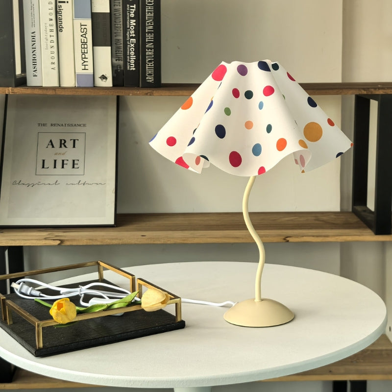 UmbraGlow – Nordisk paraplyformet bordlampe med farverige prikker