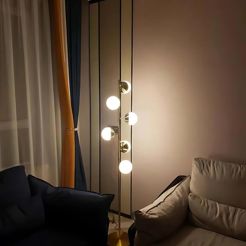 GlowAura – Moderne bordlampe med slankt design og tre cirkulære lysarmaturer