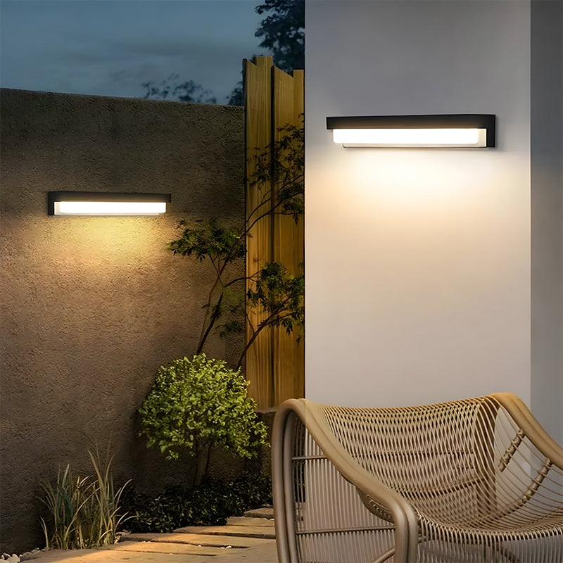 SolarGlow - Sort lineær LED udendørsvæglampe med fjernbetjening