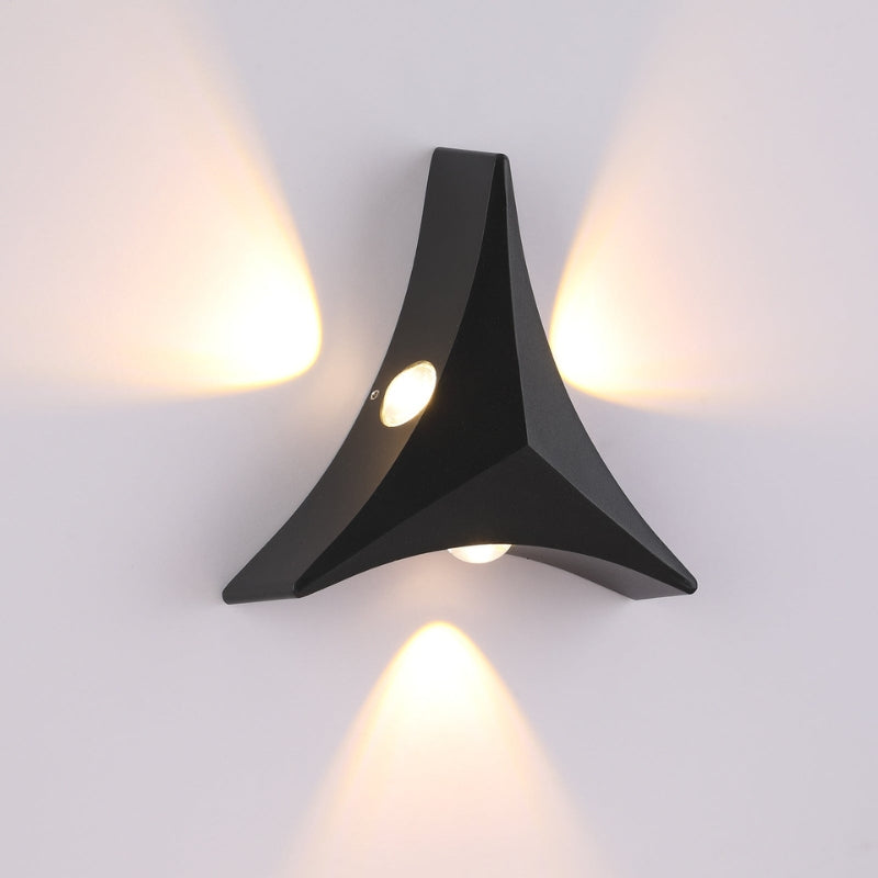 VertexLight – Moderne Trekantet LED Væglampe med Minimalistisk Design